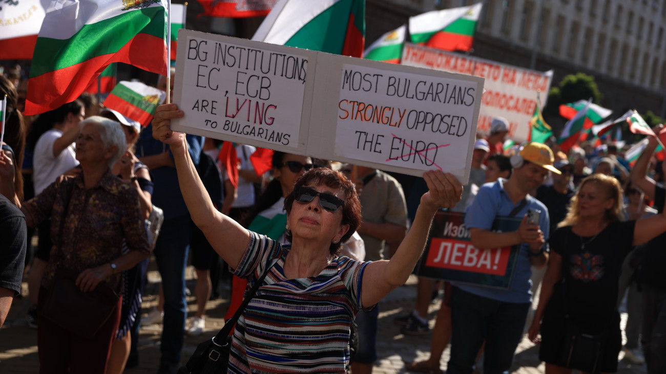 Bulgária euróövezethez való csatlakozása ellen tüntetnek Szófiában 2025. június 28-án. Az Európai Bizottság június 4-én közölte, hogy Bulgária teljesíti azokat a kritériumokat, amelyek alapján 2026. január 1-jén huszonegyedik országként csatlakozhat az euróövezethez, vagyis jövőre bevezethetik a közös uniós valutát.