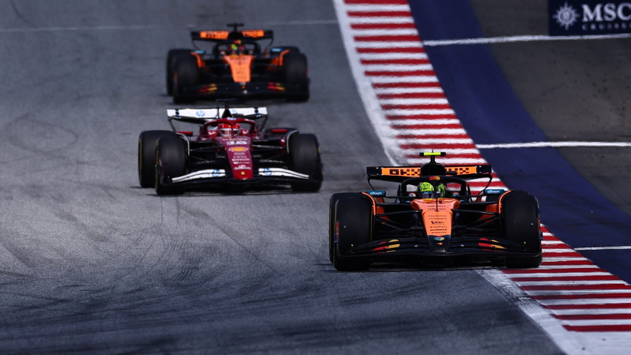 Lando Norris, a McLaren brit versenyzője (elöl) a Forma-1-es autós gyorsasági világbajnokság Osztrák Nagydíján a spielbergi pályán 2025. június 29-én.