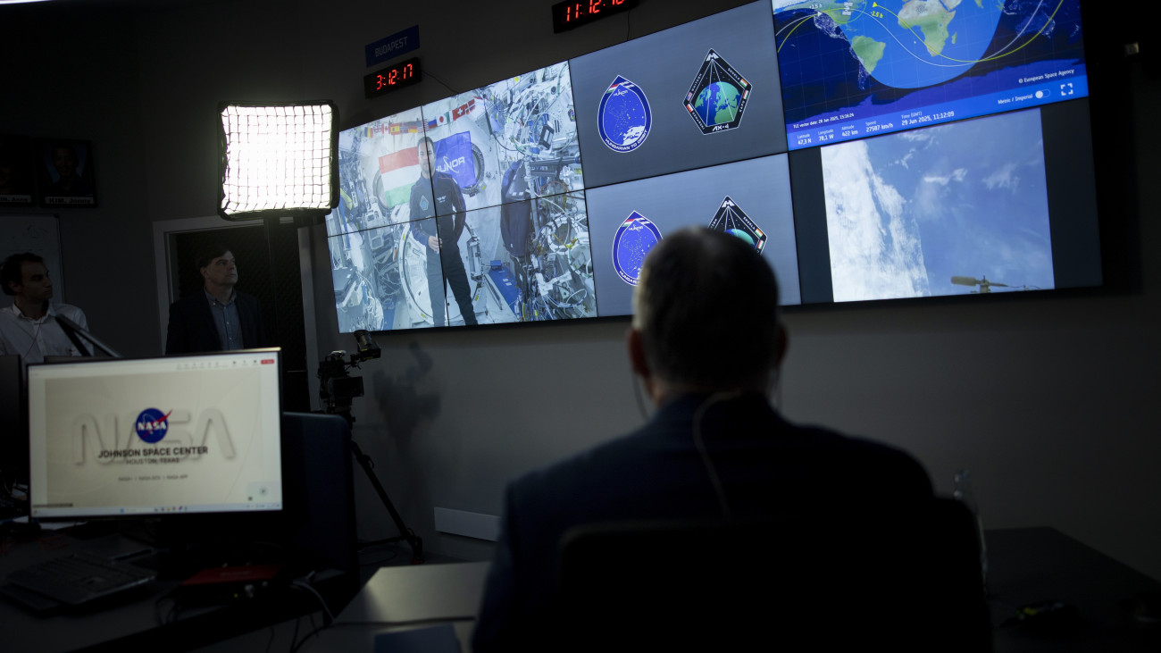 A Miniszterelnöki Kommunikációs Főosztály által közreadott képen Orbán Viktor miniszterelnök (háttal) videókapcsolaton keresztül beszél az Axiom-4 küldetésben részt vevő, a Nemzetközi Űrállomáson tartózkodó Kapu Tibor űrhajóssal a budapesti Millenáris Parkban található HUNIVERZUM - Magyarok a világűrben látogatóközpontban 2025. június 29-én. 