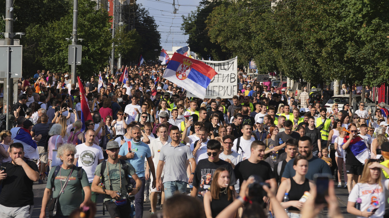 Kormányellenes tüntetők előrehozott választásokat követelnek Belgrád belvárosában 2025. június 28-án. A kormányellenes tiltakozások 2024 novemberében kezdődtek, azt követően, hogy az újvidéki vasúti pályaudvar előtetője november elsején leszakadt, tizenöt ember halálát okozva.
