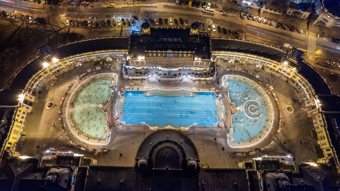 A drónnal készített felvételen a Széchenyi Gyógyfürdő és Uszoda 2023. december 27-én. Mögötte a Fővárosi Nagycirkusz épülete.