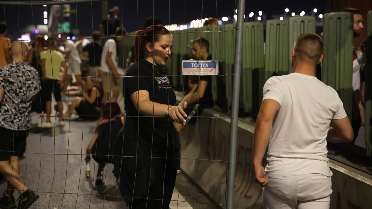 Aleksandar Vucic szerb elnök távozását és előrehozott választásokat követelnek tüntetők a belgrádi Gazela hídon 2025. június 29-én. Szerbiában a kormányellenes tiltakozások 2024 novemberében kezdődtek, azt követően, hogy leszakadt az újvidéki vasúti pályaudvar előtetője, tizenhat ember halálát okozva.