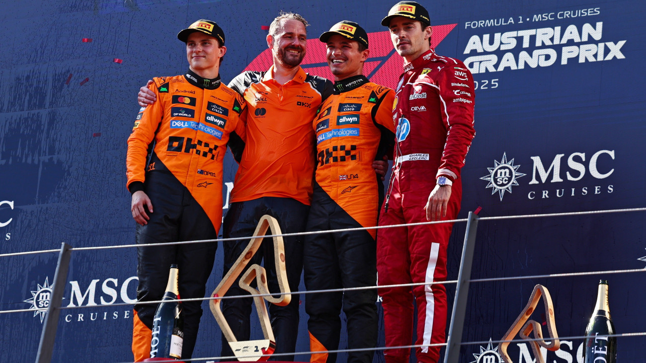 A második helyezett Oscar Piastri, a McLaren ausztrál versenyzője (b), győztes brit csapattársa, Lando Norris (j2) és a harmadik helyezett Charles Leclerc, a Ferrari monacói versenyzője (j) a Forma-1-es autós gyorsasági világbajnokság Osztrák Nagydíjának eredményhirdetésén a spielbergi pályán 2025. június 29-én. Balról a második Neil Houldey, a McLaren műszaki igazgatója.
