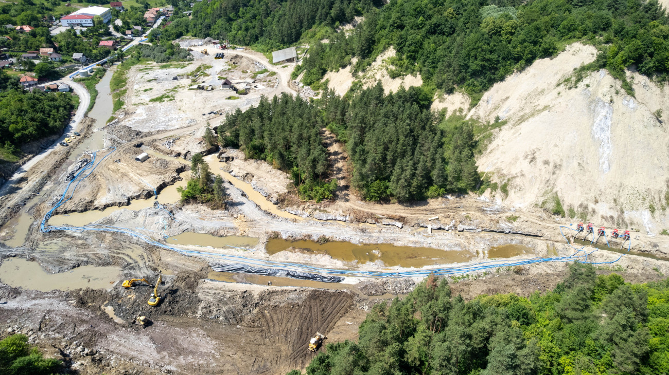 A drónnal 2025. június 18-án készített felvételen a parajdi Só-szoros azon a része, ahol betört a víz a parajdi sóbányába a múlt hónapban. A parajdi sóbányát május 6-án zárta le a katasztrófavédelem, miután a heves esőzések nyomán a Korond-patak vize betört a tárnákba.
