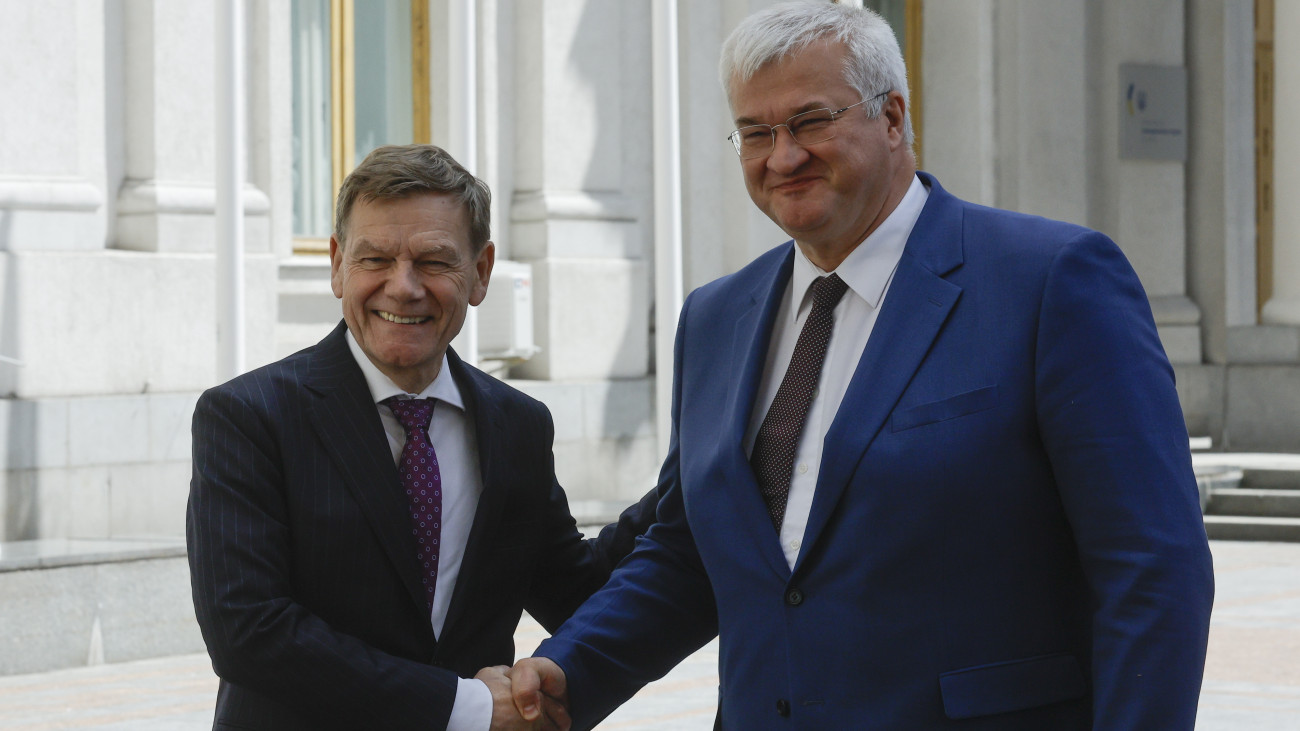 Andrij Szibiha ukrán külügyminiszter (j) Johann Wadephul német külügyminisztert fogadja Kijevben 2025. június 30-án.