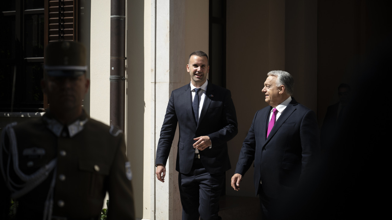 A Miniszterelnöki Kommunikációs Főosztály által közreadott képen Orbán Viktor miniszterelnök (j) fogadja Milojko Spajic montenegrói miniszterelnököt a Karmelita kolostorban 2025. július 1-jén.
