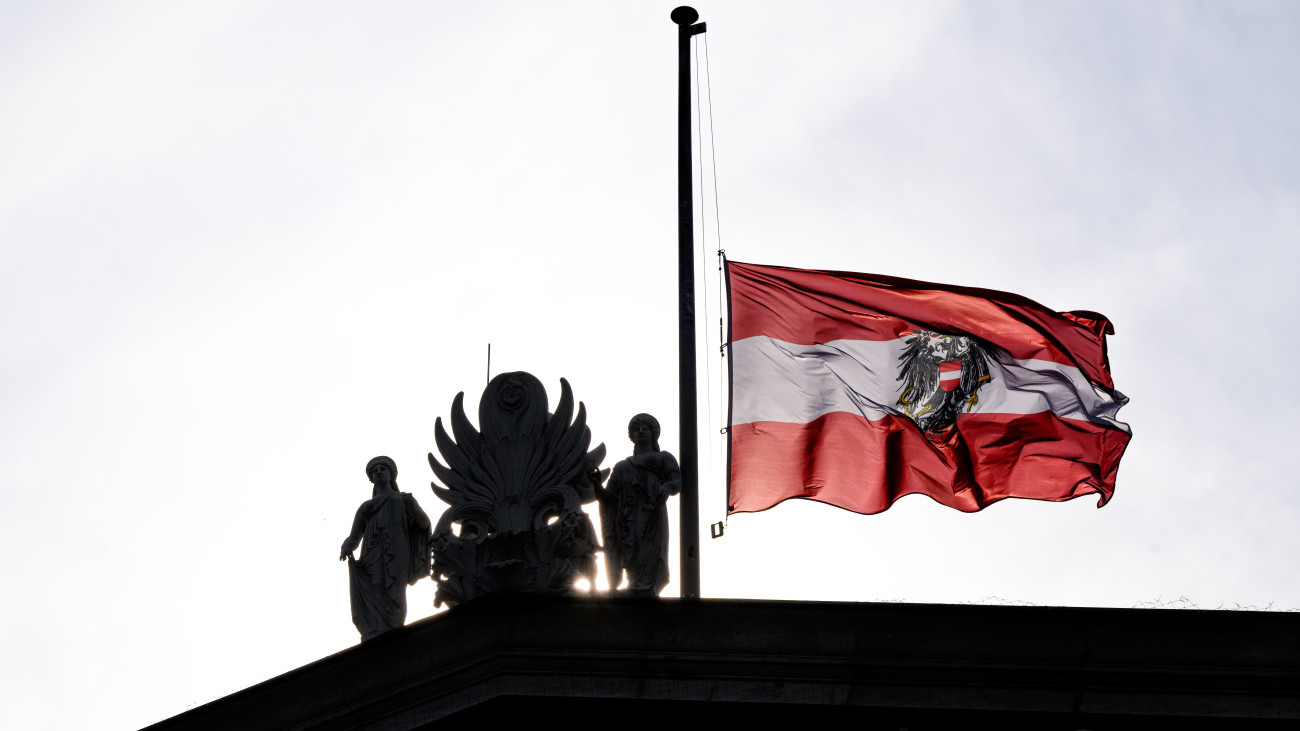 Félárbócon leng a nemzeti zászló az osztrák parlament bécsi épületén 2025. június 10-én, miután egy grazi középiskolában egy volt tanuló lövöldözött, és tíz embert megölt, majd magával is végzett. Sok sebesült kórházi ápolsára szorul.