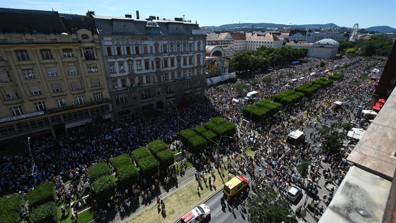 A Budapest Büszkeség rendezvény (eredetileg Budapest Pride felvonulás) résztvevői a Károly körúton 2025. június 28-án.