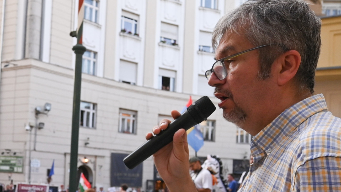 Hadházy Ákos független országgyűlési képviselő beszél Kopácsi Sándor emléktáblájánál a gyülekezési törvény módosításának visszavonásáért és a közélet átláthatóságáról szóló törvényjavaslat elfogadása ellen tartott, általa meghirdetett újabb budapesti tüntetésen, a Corvin közben 2025. június 24-én.