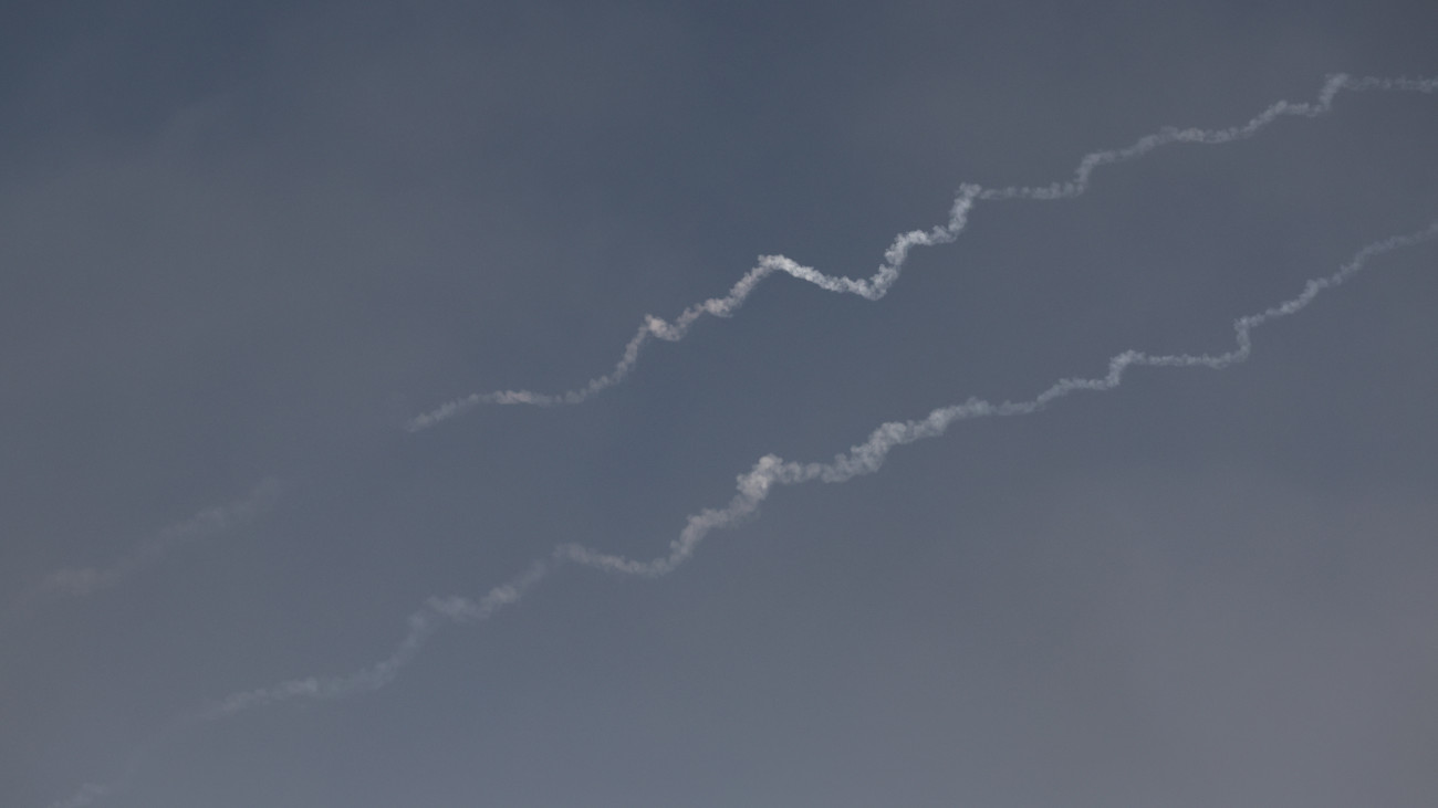 Iráni ballisztikus rakéták füstje Jeruzsálem felett 2025. június 24-én pirkadatkor. Irán hajnalban két órán át indított rakétákat Izrael több térségébe, miután Donald Trump amerikai elnök bejelentette, hogy ezen a napon reggel hét órakor tűzszünet lép életbe Irán és Izrael között.