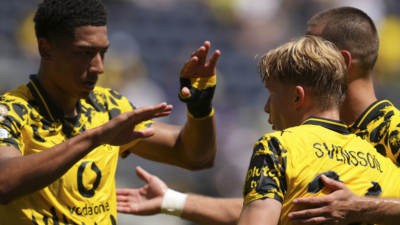 Daniel Svensson, a Borussia Dortmund játékosa (j) csapattársaival ünnepli gólját a labdarúgó klubvilágbajnokság csoportkörének harmadik fordulójában, az F csoportban játszott Borussia Dortmund - Ulszan mérkőzésen Cincinnatiban 2025. június 25-én.