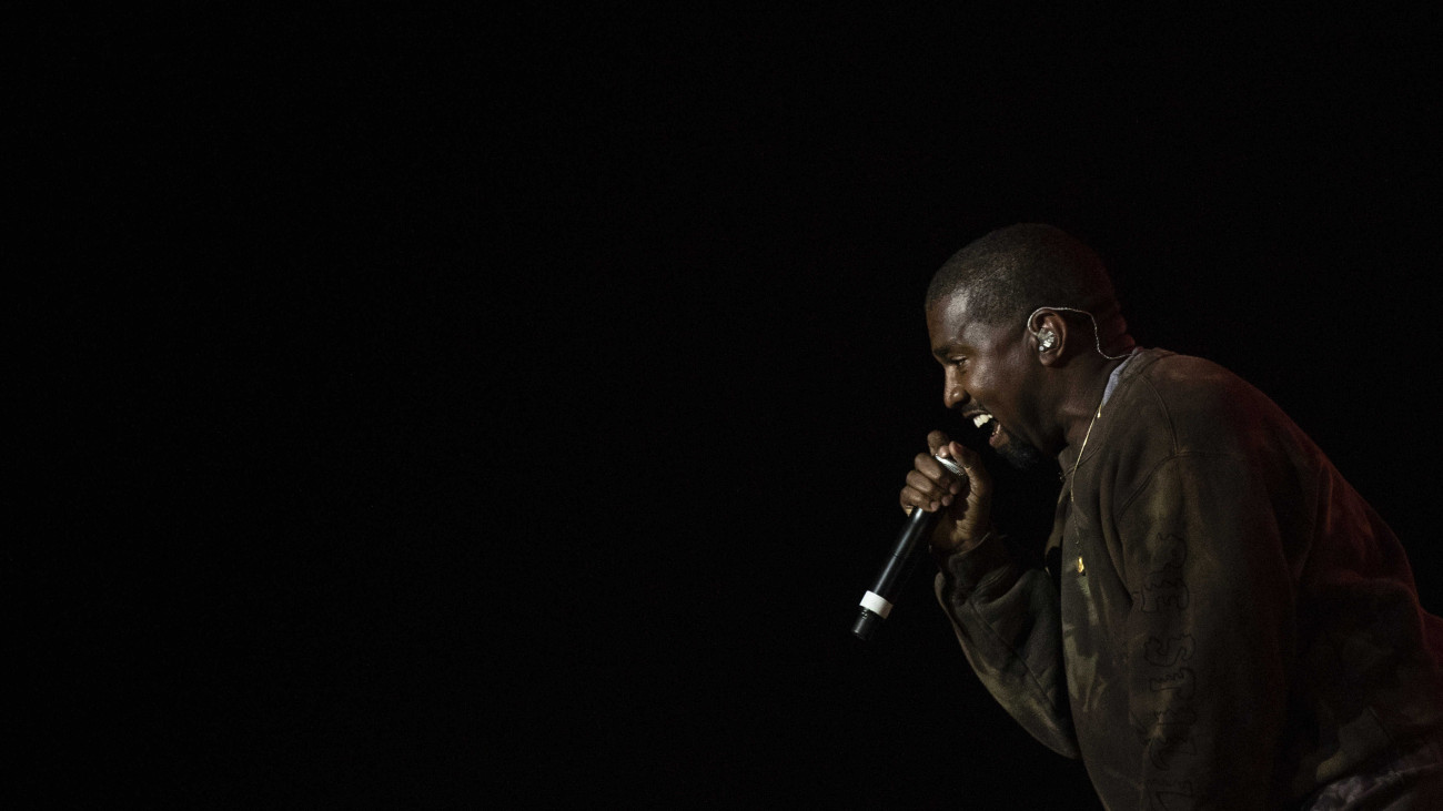 Kanye West amerikai rapper meglepetésvendégkéntfellép a Coachella-völgyi Zenei és Művészeti Fesztiválon a kaliforniai Indióban 2019. április 20-án.