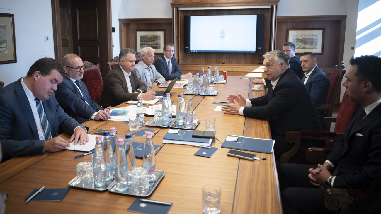 A Miniszterelnöki Kommunikációs Főosztály által közreadott képen Orbán Viktor miniszterelnök (j2) az Aszályvédelmi Operatív Törzs ülésén a Karmelita kolostorban 2025. július 2-án. A kormányfő mellett Biró Marcell nemzetbiztonsági főtanácsadó (j), Rogán Antal, a Miniszterelnöki Kabinetirodát vezető miniszter (j3) és Gulyás Gergely, a Miniszterelnökséget vezető miniszter (j4), az asztalnál balról Bordás Gábor, a Miniszterelnöki Kormányiroda közigazgatási államtitkára (b), Lantos Csaba energiaügyi miniszter (b2), Hubai Imre, az Agrárminisztérium mezőgazdaságért felelős államtitkára, a testület elnöke (b3), Font Sándor, az Országgyűlés mezőgazdasági bizottságának fideszes elnöke (b4) és Ágostházy Szabolcs, a Közigazgatási és Területfejlesztési Minisztérium európai uniós fejlesztésekért felelős államtitkára (b5).