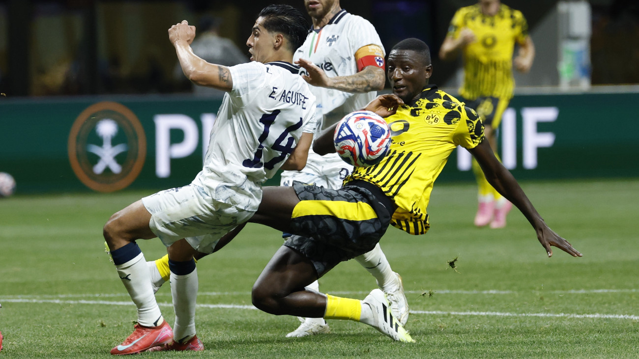 Serhou Guirassy, a Borussia Dortmund (j) és Erick Aguirre, a Monterrey játéksa a labdarúgó klubvilágbajnokság nyolcaddöntőjében játszott Borussia Dortmund - Monterrey nyolcaddöntő mérkőzésen Atlantában 2025. július 1-jén.