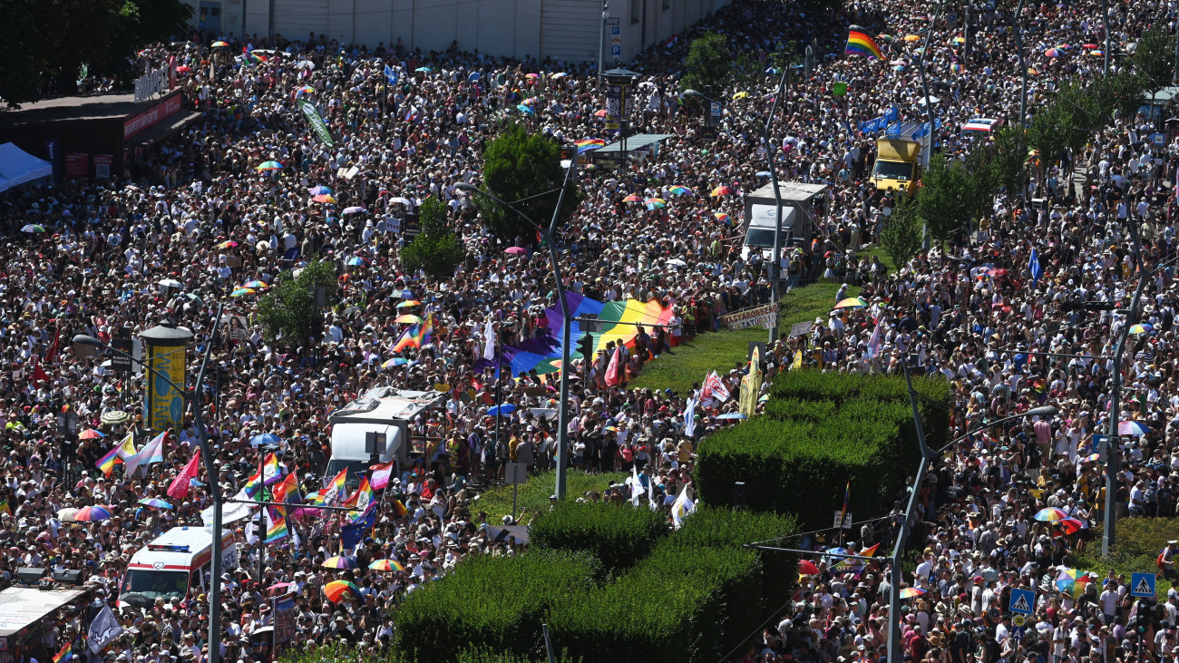 A Budapest Büszkeség rendezvény (eredetileg Budapest Pride felvonulás) résztvevői a Károly körúton 2025. június 28-án.