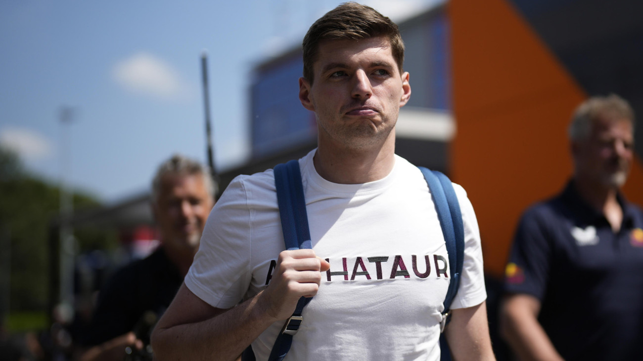 Max Verstappen, a Red Bull holland versenyzője a Forma-1-es autós gyorsasági világbajnokság Emilia Romagna Nagydíjának otthont adó imolai pályán 2025. május 15-én. A futamot május 18-án rendezik.