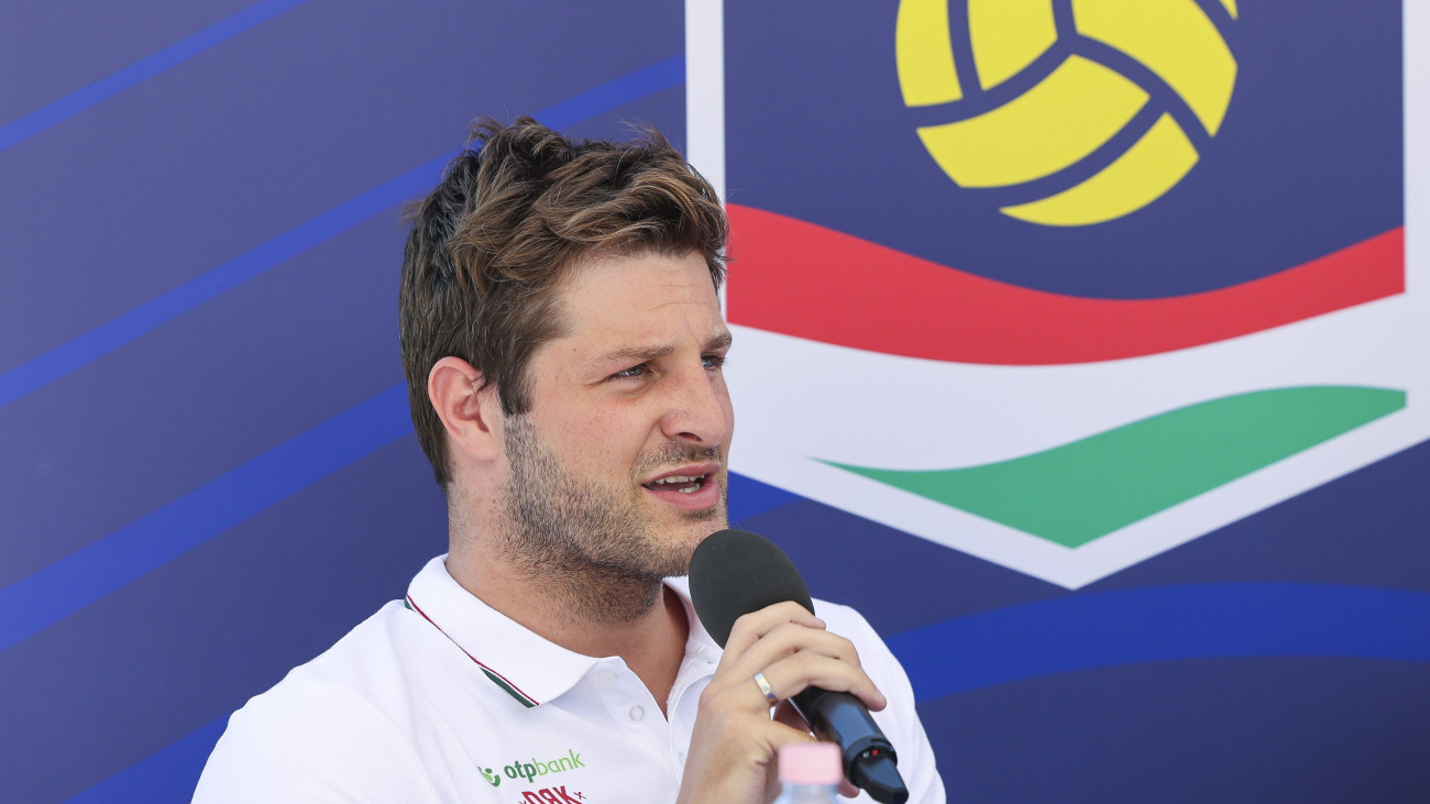 Manhercz Krisztián játékos beszél a Magyar Vízilabda Szövetség (MVLSZ) sajtótájékoztatóján az MVSZ budapesti székházában 2025. július 1-jén. A sajtótájékoztatón ismertették a szingapúri vizes világbajnokságra utazó férfi vízilabda-válogatott keretét.