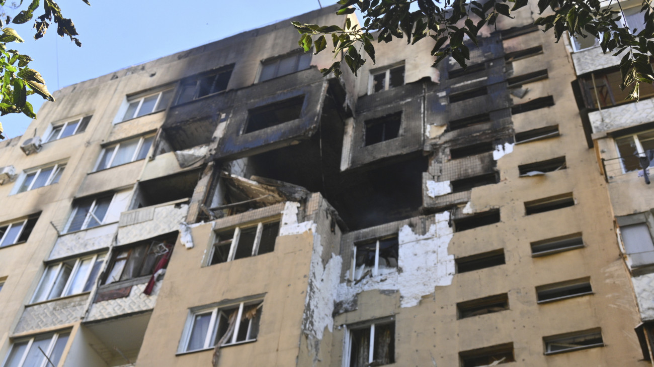 Romos társasház Odesszában egy orosz légitámadás után, 2025. július 3-án. Az éjszakai orosz drón- és rakétatámadásban legkevesebb öt ember, köztük két gyerek megsebesült.