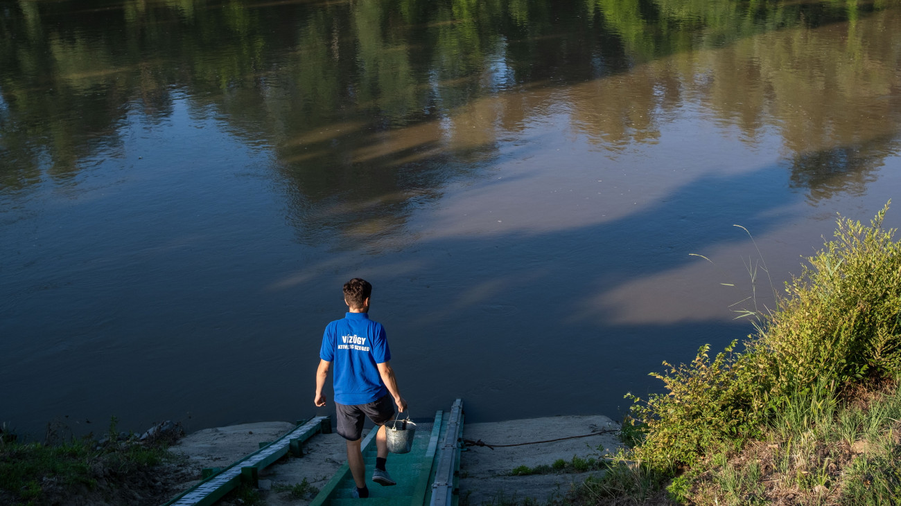 Az Alsó-Tisza-vidéki Vízügyi Igazgatóság munkatársa mintát vesz a parajdi sóbánya katasztrófája miatt a Marosból a folyó sótartalmának megméréséhez Makónál 2025. június 14-én.