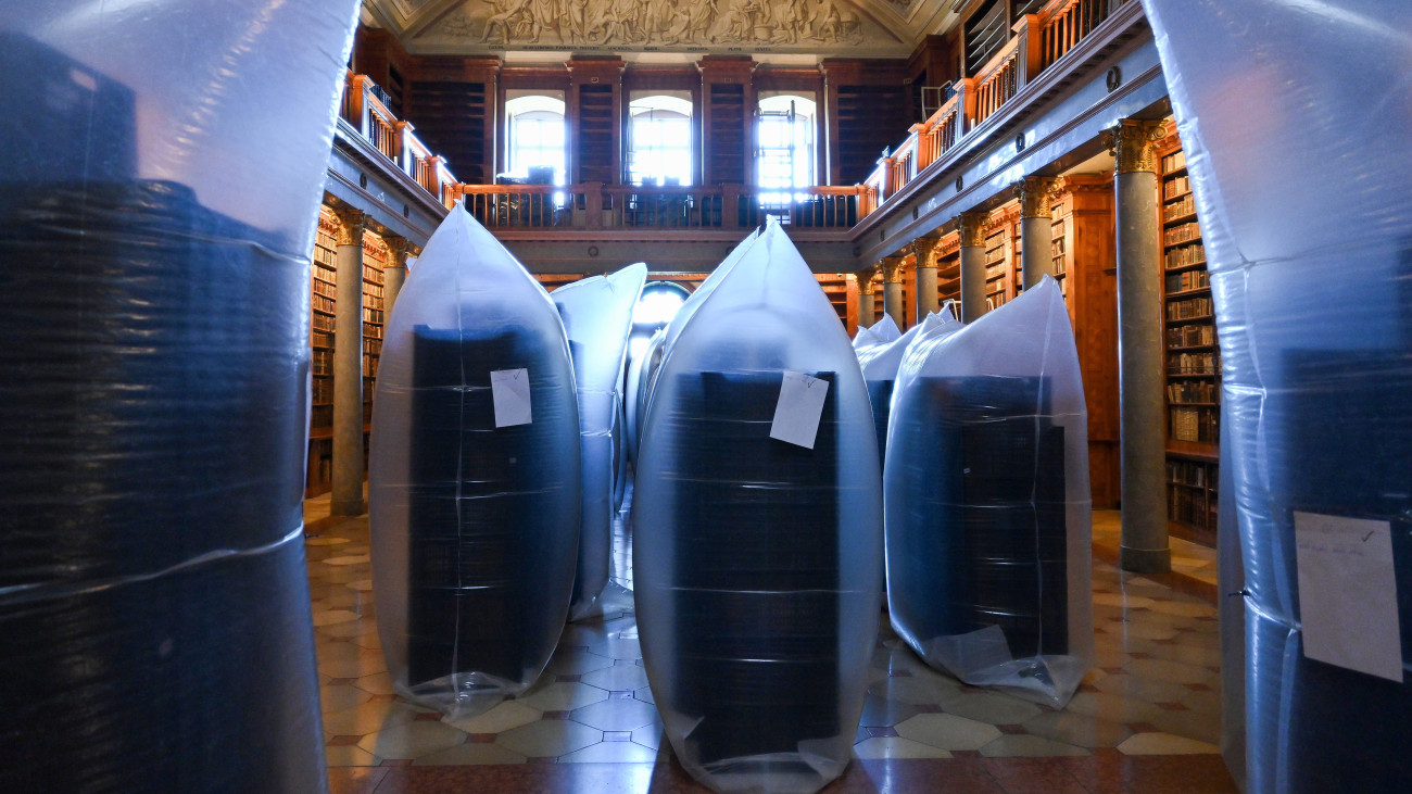 Anoxiás eljárással kezelt könyvek a Pannonhalmi Főapátsági Könyvtárban 2025. július 3-án. A könyvtárban a kenyérbogár (Stegobium paniceum) okozott nagy kiterjedésű fertőzést. A rovarinvázió utáni állományvédelemi munkálatokról ezen a napon tartottak sajtótájékoztatót a Pannonhalmi Főapátságban.