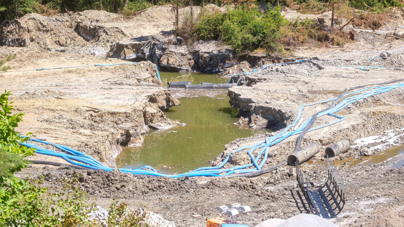 Munkálatok 2025. július 2-án a parajdi Só-szorosban, a Korond-patak azon szakaszán, ahol betört a víz a sóbányába. Megkezdi az Ökumenikus Segélyszervezet a parajdi sóbányánál történt katasztrófa károsultjainak segélyezését: egyelőre a víz alá került bánya dolgozóinak és a kilakoltatottaknak folyósítanak egyszeri, félmillió forintos támogatást.