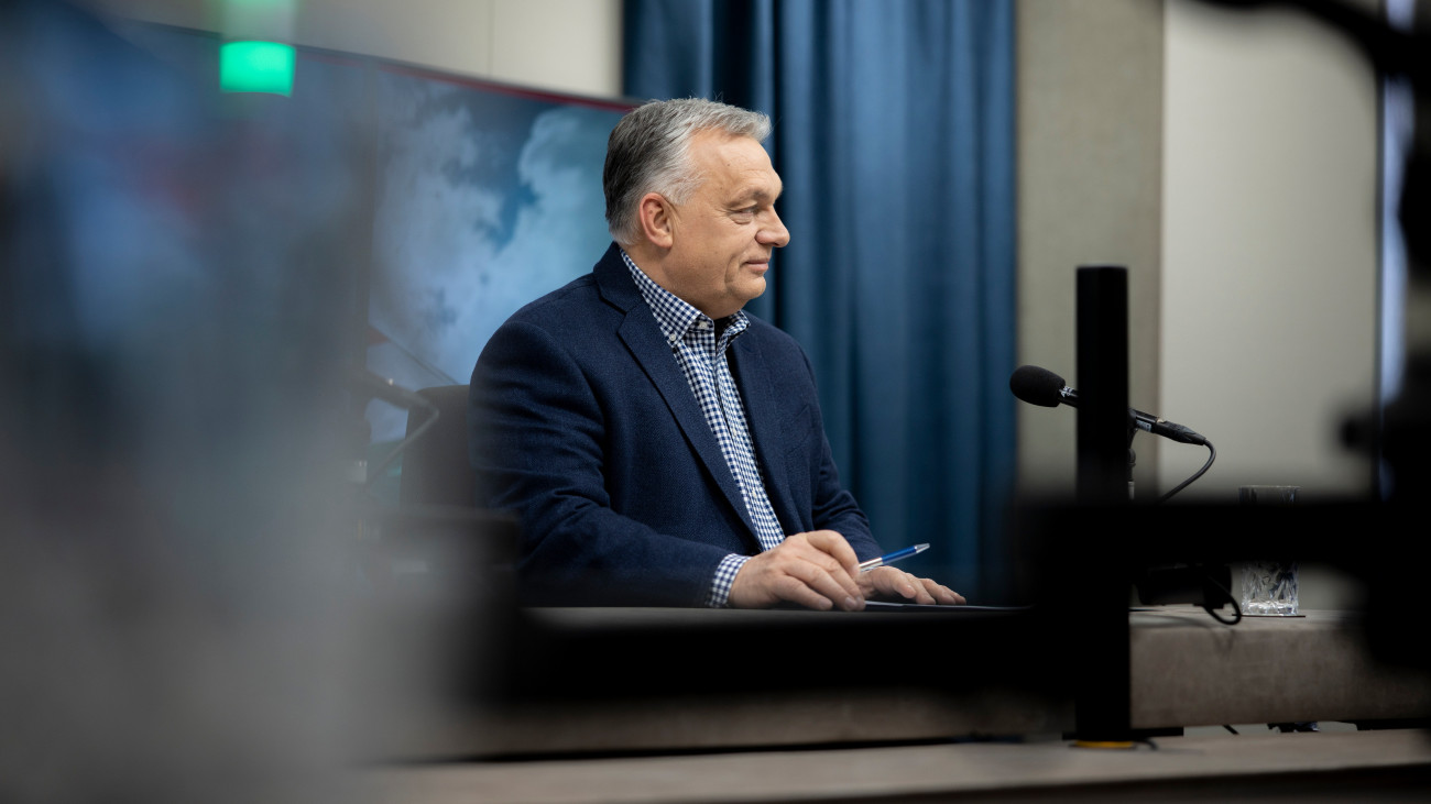 A Miniszterelnöki Sajtóiroda által közreadott képen Orbán Viktor miniszterelnök interjút ad a Jó reggelt, Magyarország! című műsorban a Kossuth rádió óbudai stúdiójában 2025. február 21-én.