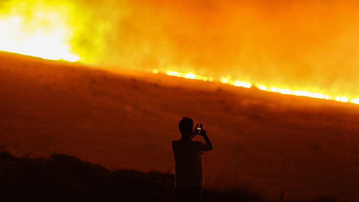 Súlyos a helyzet a turistaparadicsomban, néhányan a tengerbe menekültek