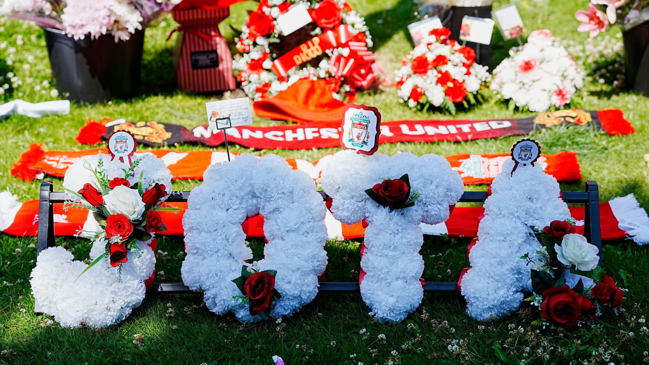 Virágok a liverpooli Anfield Stadion előtt 2025. július 3-án, miután Diogo Jota portugál válogatott, a Liverpool játékosa és öccse halálos kimenetelű autóbalesetet szenvedett az A52-es autópályán a spanyolországi Cernadilla közelében.