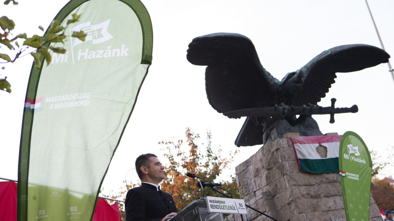 Budapest, 2024. október 23.Novák Előd, a Mi Hazánk alelnöke beszédet mond a XII. kerületben álló Turul-szobor megmaradásáért, helyben maradásáért tartott demonstráción a XII. kerületi Böszörményi út és Istenhegyi út kereszteződésénél 2024. október 23-án.