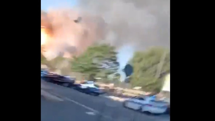 Hatalmas robbanás Rómában, repültek a lángoló törmelékek – videó