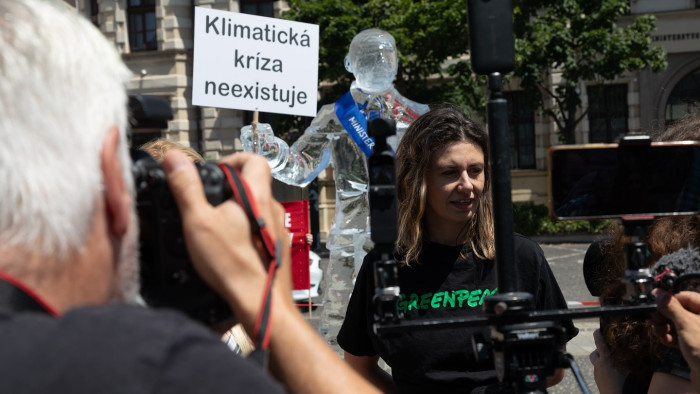 Hagyták elolvadni a környezetvédelmi minisztert Szlovákiában – képek