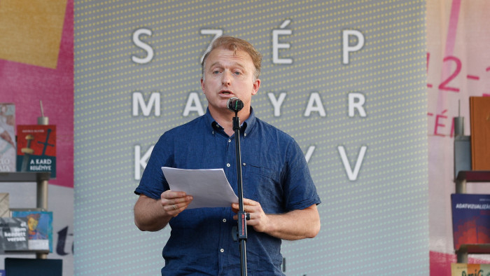 Lackfi János új kötetéről: haláltudat, csodák és a család mint extrém sport