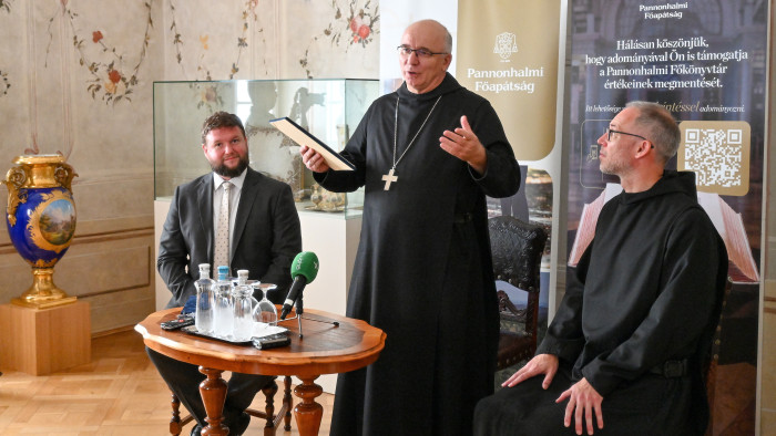 Hortobágyi T. Cirill: évtizedekig tarthat a megrongálódott pannonhalmi könyvek restaurálása