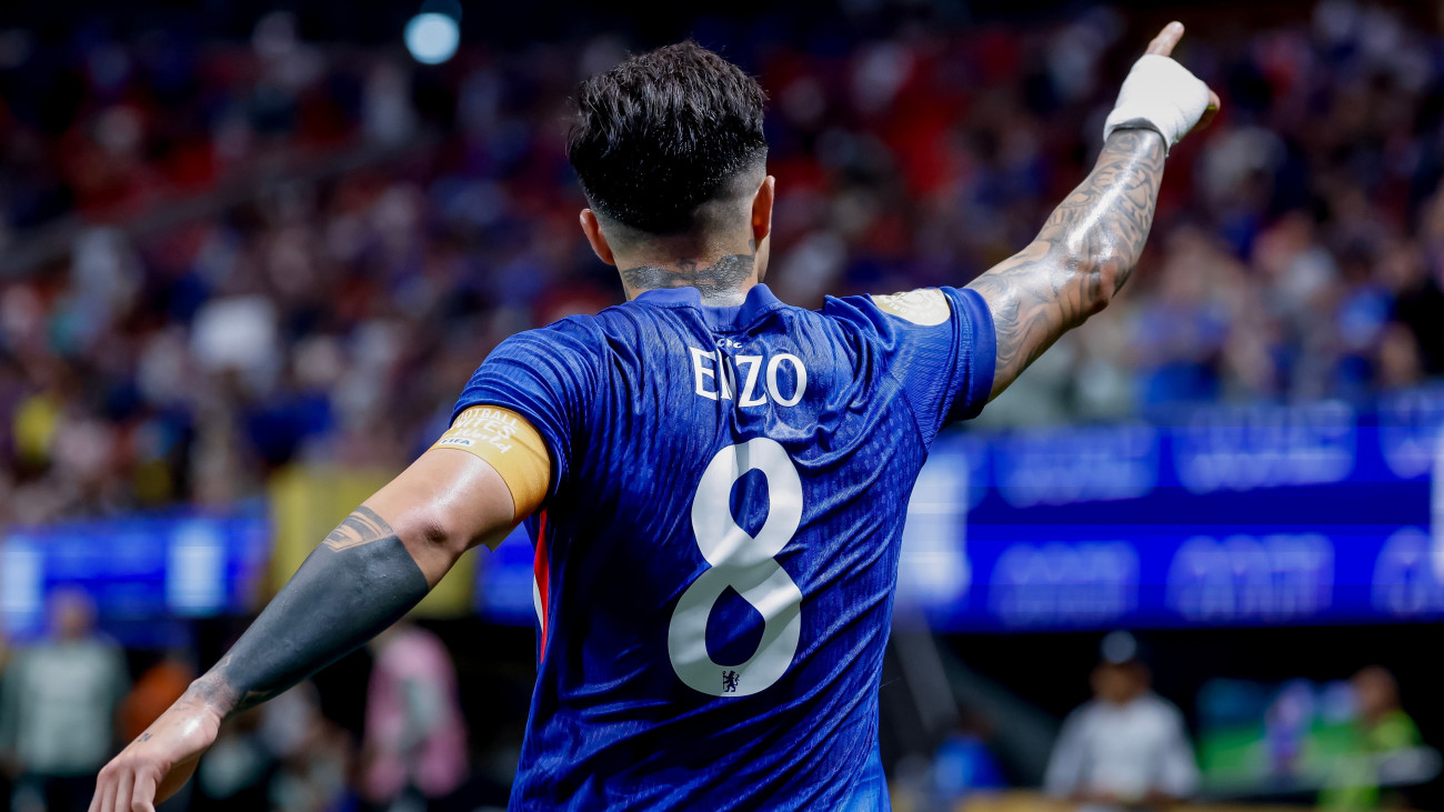 Enzo Fernández, az angol Chelsea játékosa a gólját ünnepli a labdarúgó-klubvilágbajnokság csoportkörmérkőzéseinek első fordulójában, a D csoportban játszott Chelsea FC-Los Angeles FC mérkőzésen Atlantában 2025. június 16-án.