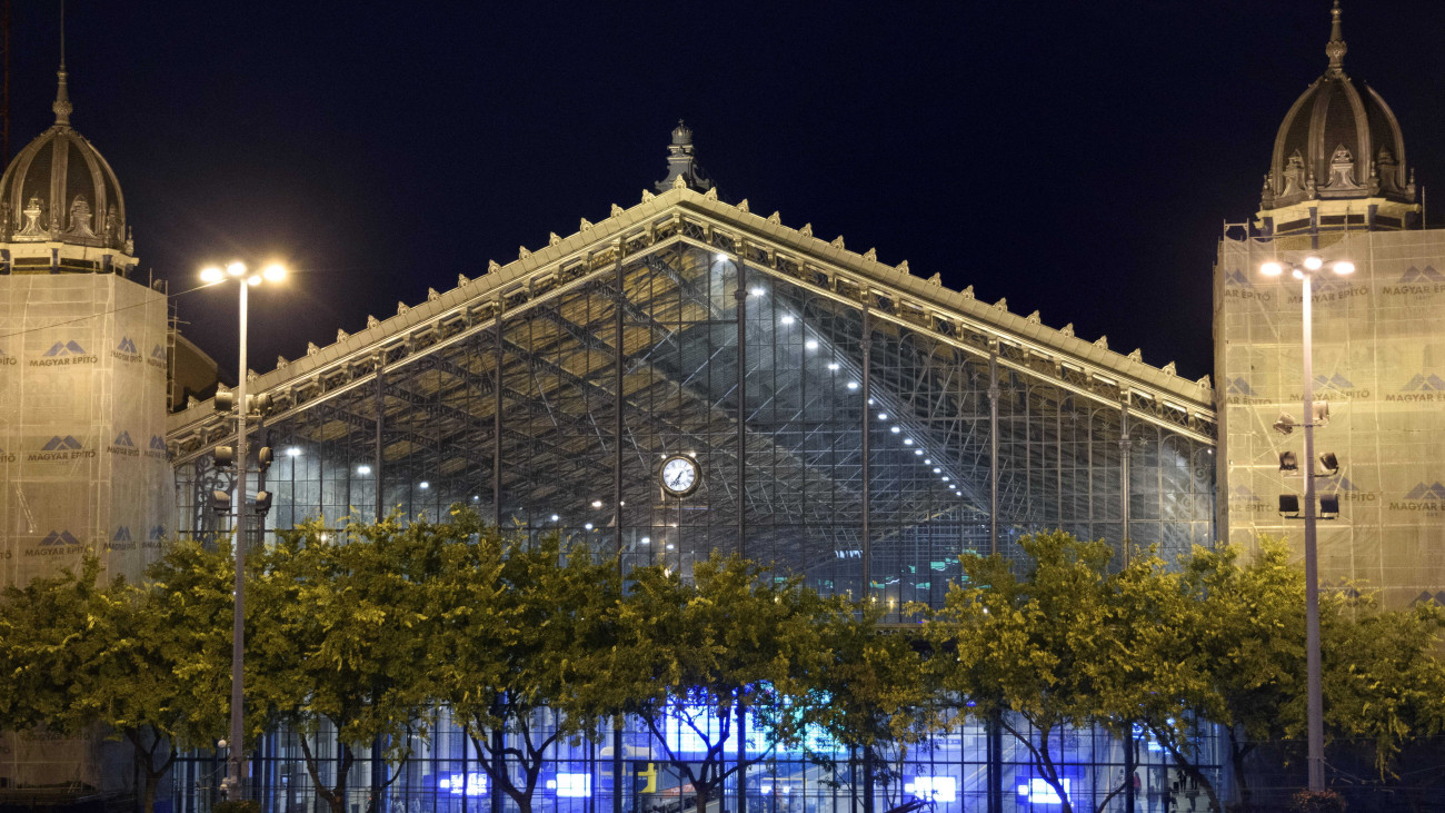 Budapest, 2022. október 12. Esti felvételen a Nyugati pályudvar teljesen újraépített állomáscsarnoka és a még felújítás alatt lévő épületrészek. A pályaudvar Budapest egyik legrégebbi vasúti fejpályaudvara a mai Nagykörút (Teréz körút) mellett. Nevét nem a földrajzi fekvéséről, hanem a vasúttársaságról kapta. A pályaudvar terveit az osztrák August de Serres építész és a később az Eiffel-toronyról világhírűvé vált párizsi Gustave Eiffel cége készítette. Az új pályaudvar 1877. október 28-án nyílt meg. A pályaudvar vasszerkezete a maga korában technikai bravúrnak számított. MTVA/Bizományosi: Róka László