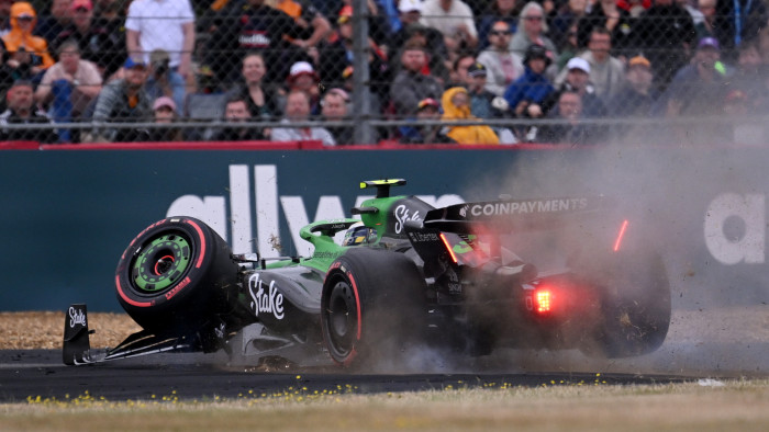 Roncsderbi lett a Brit Nagydíj szabadedzéséből – képek, videó