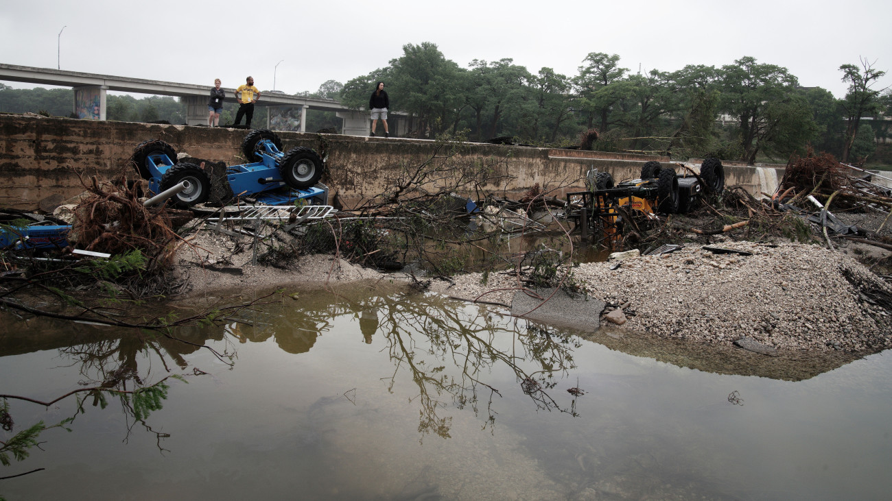 Elsodort járművek és hordalékhalom a megáradt Guadalupe folyó partján a texasi Kerrville-ben 2025. július 5-én. A Texas államot sújtó villámárvíznek eddig legkevesebb 25 halálos áldozata van, sok gyereket keresnek, akik egy elöntött táborban tűntek el.