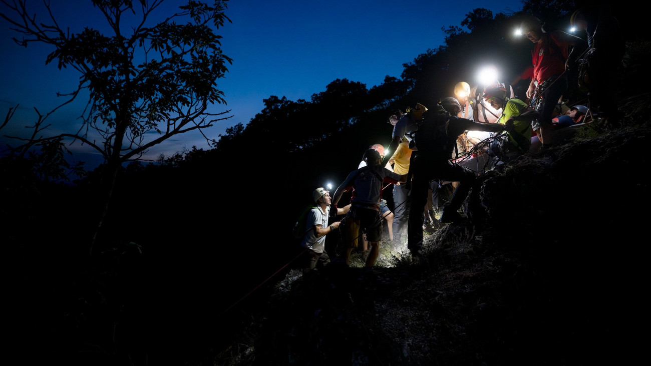 20250705_A Magyar Barlangi MentĹszolgĂĄlat, a Bakonyi Barlangi MentĹszolgĂĄlat ĂŠs a MĂłr VĂĄrosi ĂnkĂŠntes TĹązoltĂł EgyesĂźlet  tagjai egy sĂŠrĂźlt siklĂłernyĹst mentenek a CsĂĄkberĂŠny melletti Kopasz-hegyrĹl.