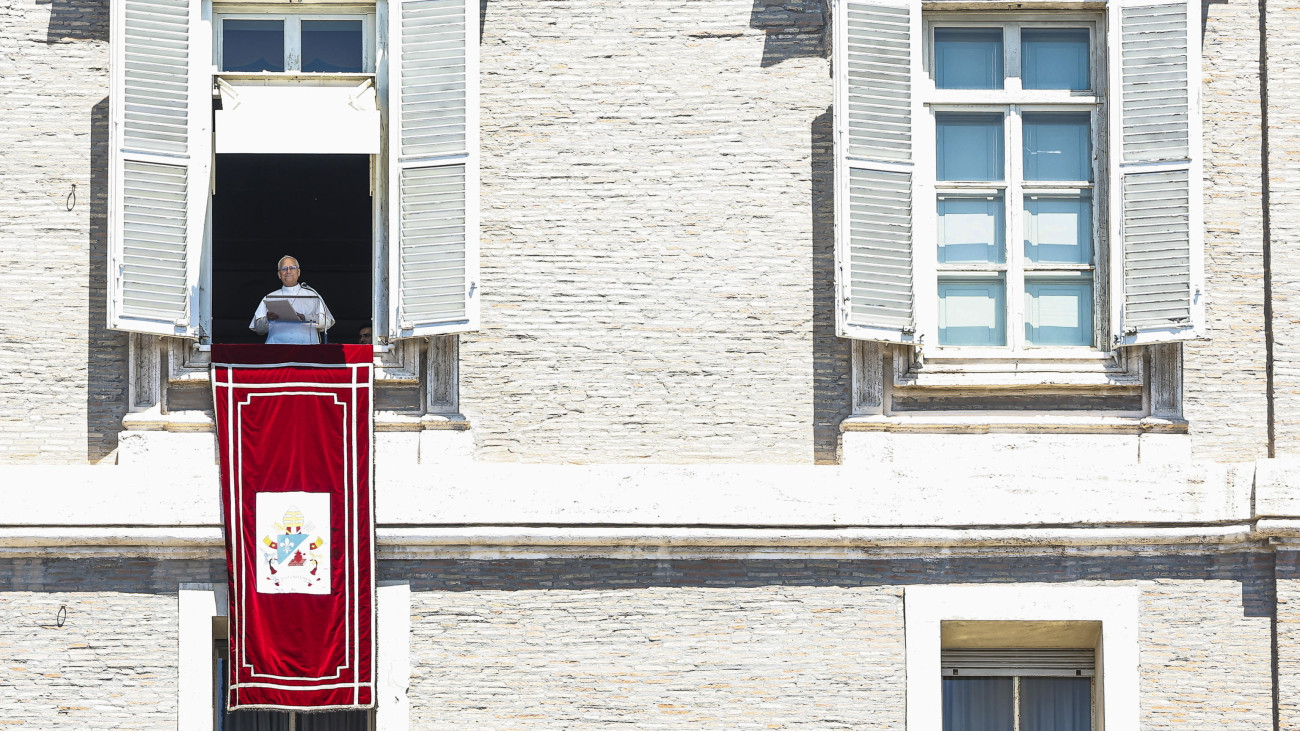 XIV. Leó pápa Úrangyala (Angelus) imádságát mondja a vatikáni lakosztályának a római Szent Péter térre néző ablakából 2025. június 29-én.