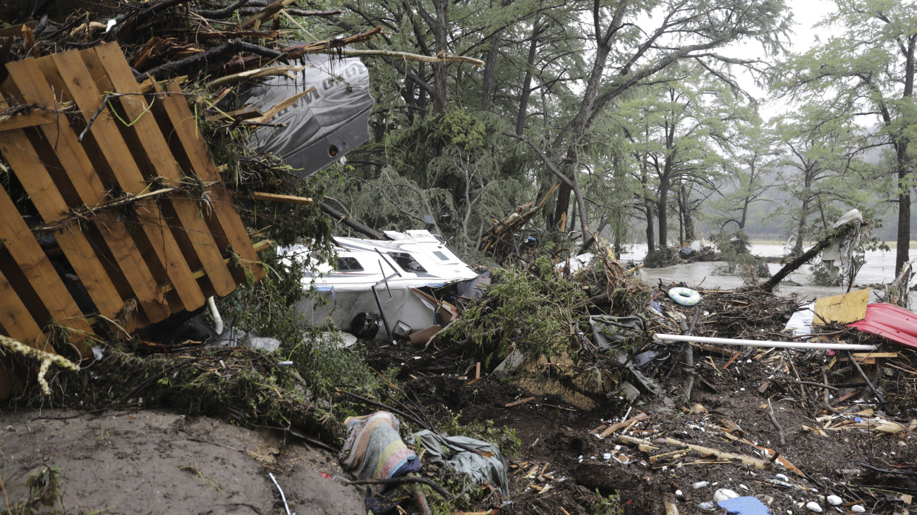 Elsodort tárgyak és hordalék a megáradt Guadalupe folyó partján a texasi Ingramban 2025. július 4-én. A Texas államot sújtó villámárvíznek eddig legkevesebb 13 halálos áldozata van, sok gyereket keresnek, akik egy elöntött táborban tűntek el.