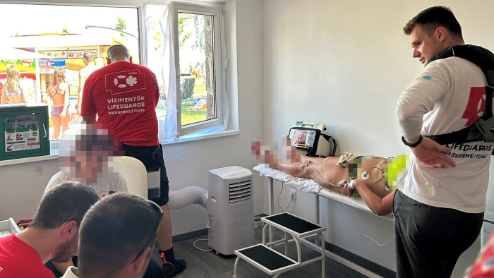 Drámai helyzetek a balatoni strandokon, a nyaralóknak is cselekedniük kellett