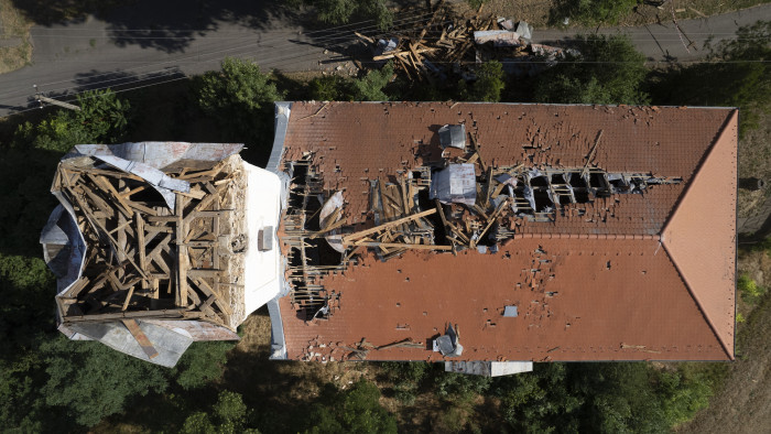 Templomtornyot döntött le az orkán erejű szél Sápon – képek