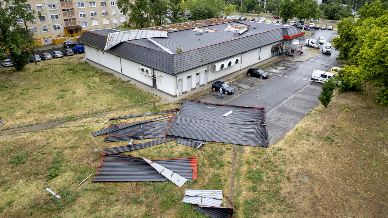 A drónnal készült képen egy bevásárlóközpont viharban megrongálódott tetőszerkezete Debrecenben 2025. július 7-én.