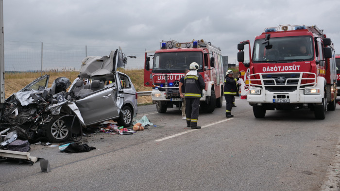 Tömegtragédia az M1-esen – képek