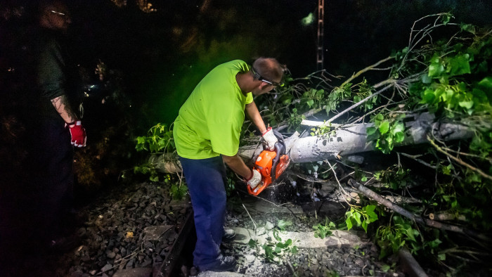 Pótlóbuszok, késések még vannak, de a viharkárok többségét már helyreállította a MÁV – friss helyzetkép