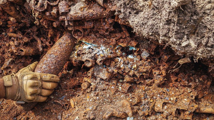 Mintegy 250 kilónyi robbanóeszközt találtak, hat napig szedték őket – fotók
