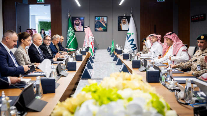 Modern hadviselés: a Közel-Keleten a magyar honvédelmi miniszter