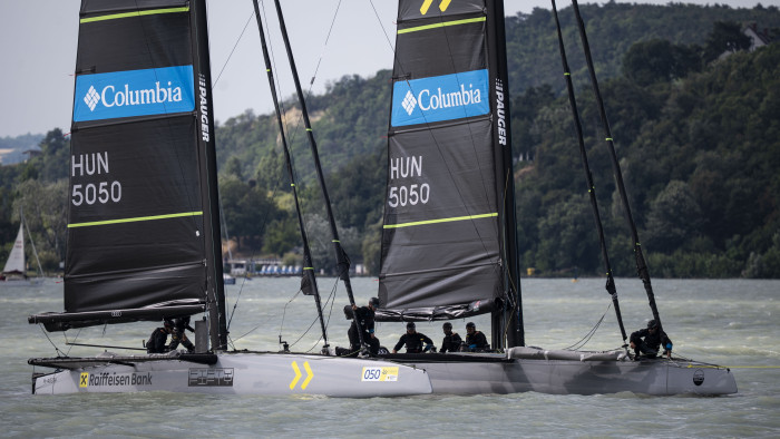 Több katamarán is felborult, már Balatongyörökön túl robognak az éllovasok – galéria, videó