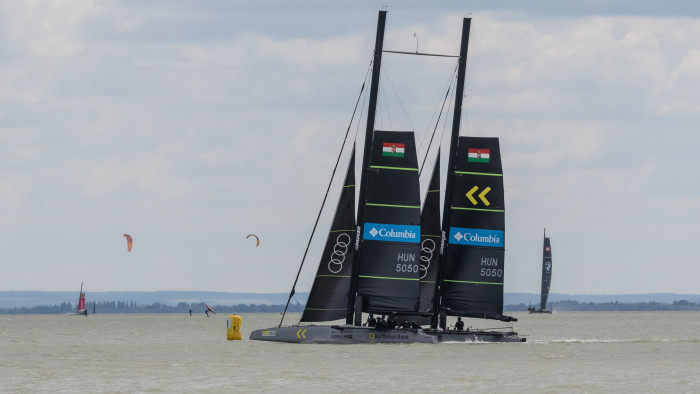 Rekordgyanús idővel száguldanak a Kékszalag éllovasai, miközben újabb hajóknak ért véget a verseny