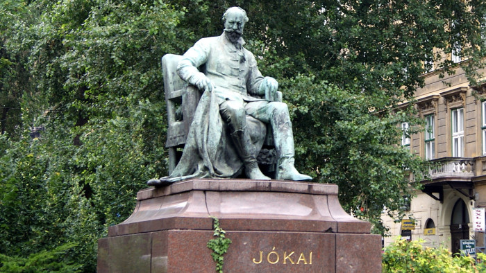 Regélő kisvonatokkal ünneplik Jókai Mór születésének 200. évfordulóját